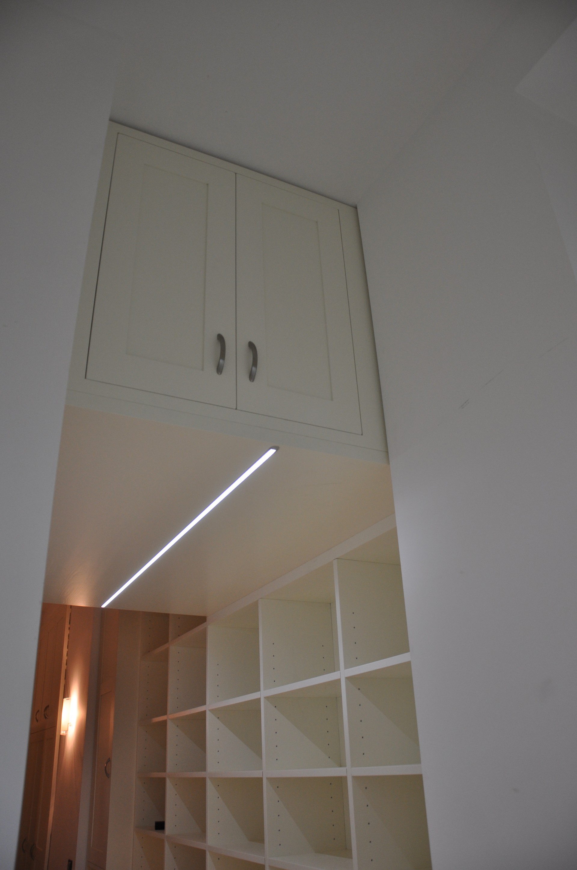 Soffitto in legno moderno: una casa moderna su livelli sfalsati ... Controssoffitto bagno ripostiglio
