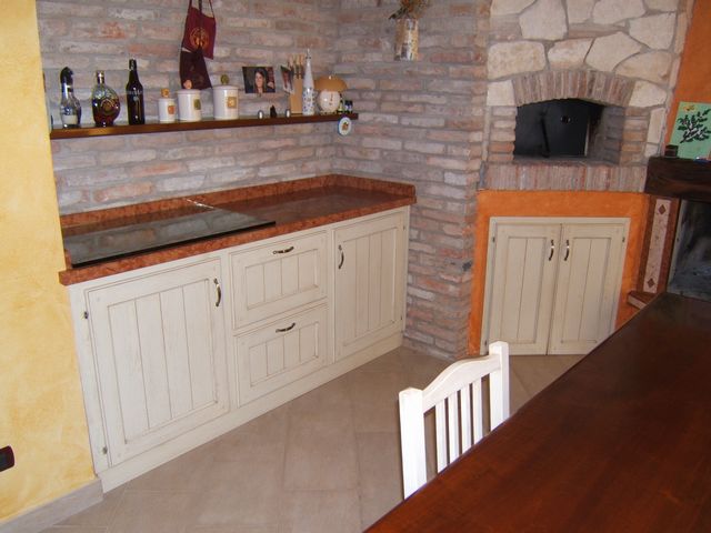 Cucina country per taverna costruita in legno di rovere su misura ...