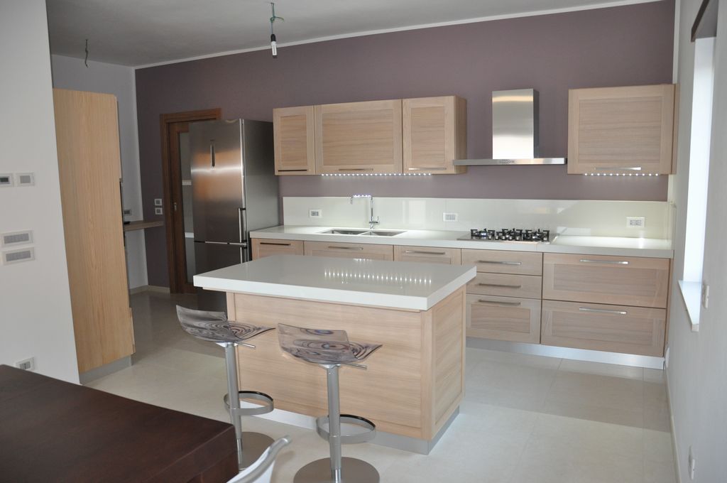 Cucine moderne con tavolo incorporato ~ canlic for . Cucina moderna angolare con penisola
