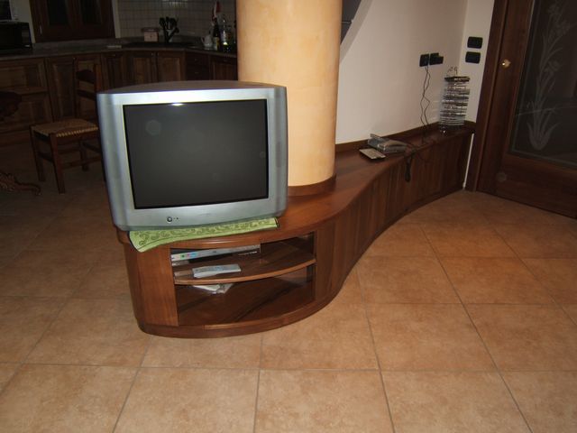 Mobile per sala in legno a Milano