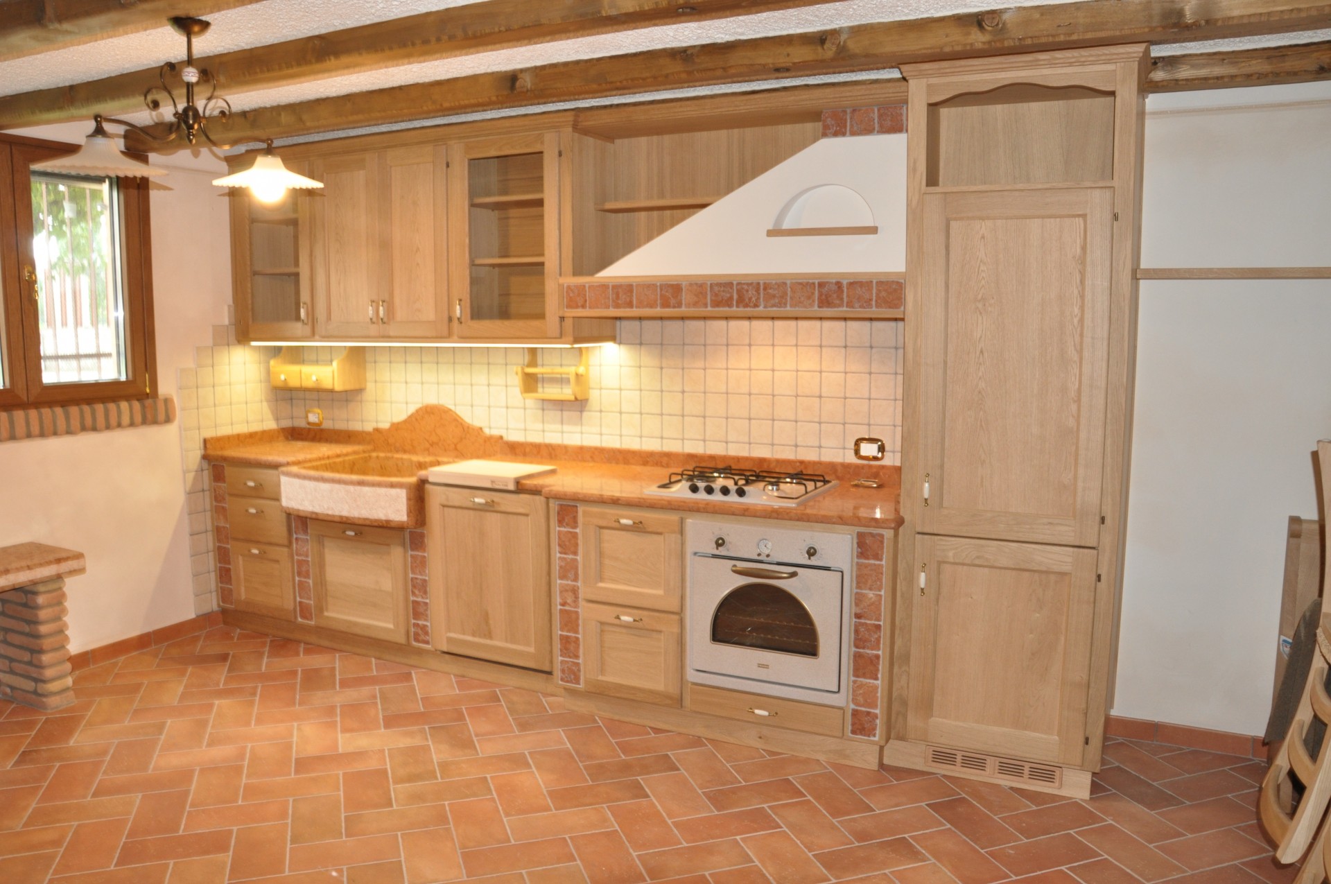 Cucina con penisola in legno fadini mobili cerea verona for Mobili rustici