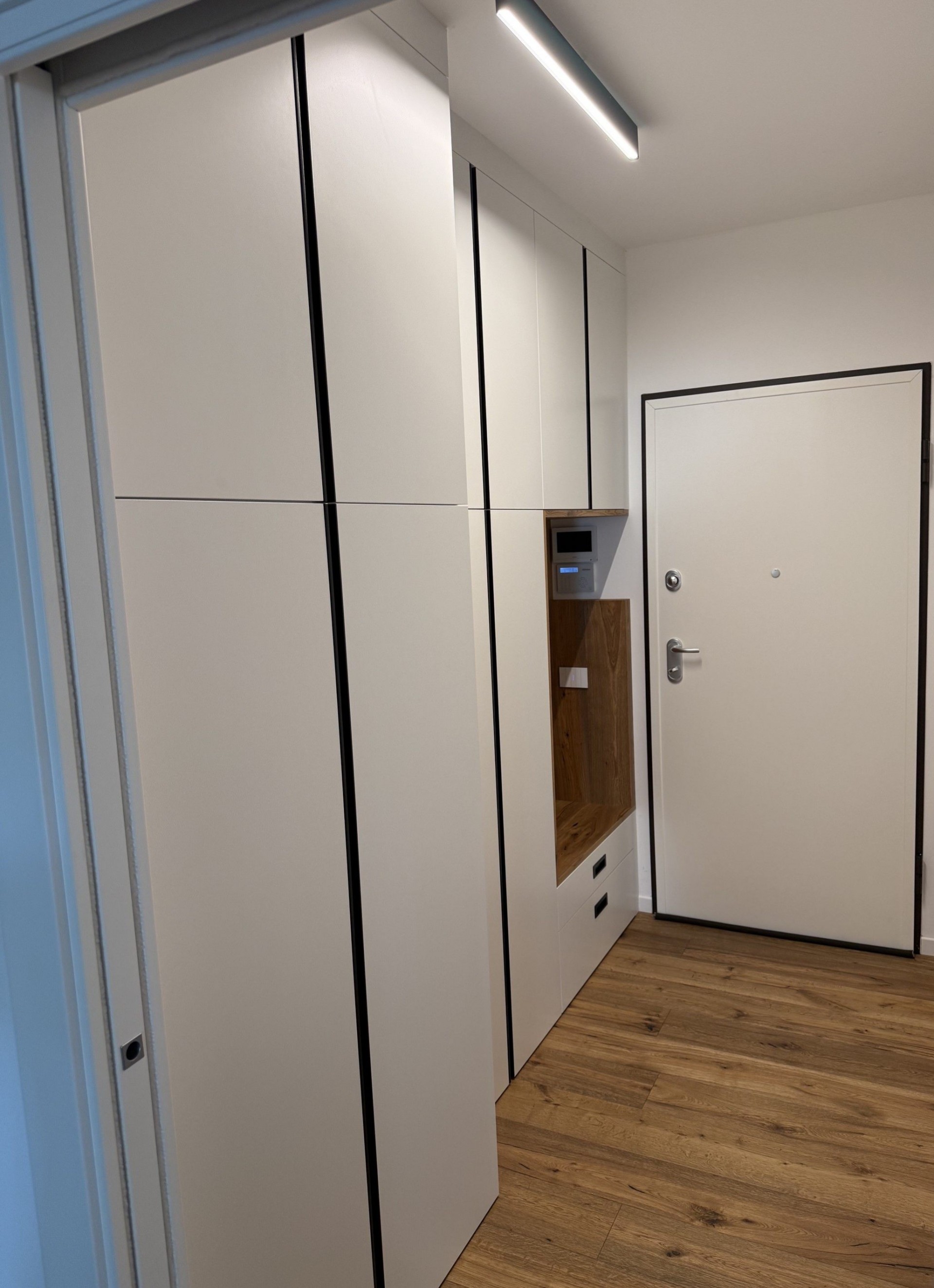 Armadio artigianale per l'ingresso art. 597