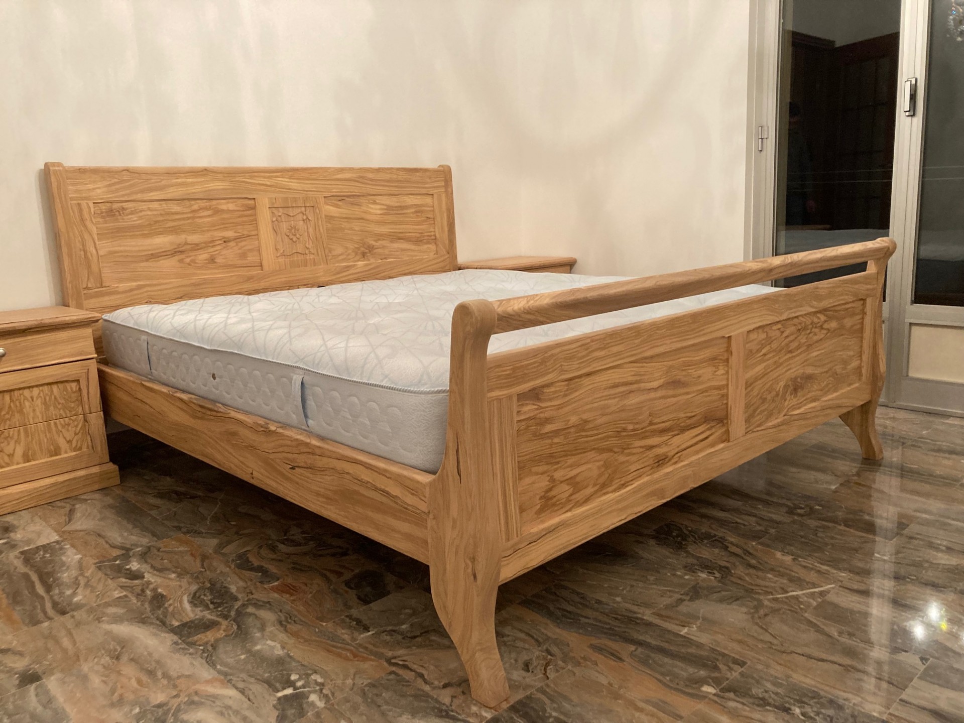 Letto artigianale in legno di ulivo art. 584