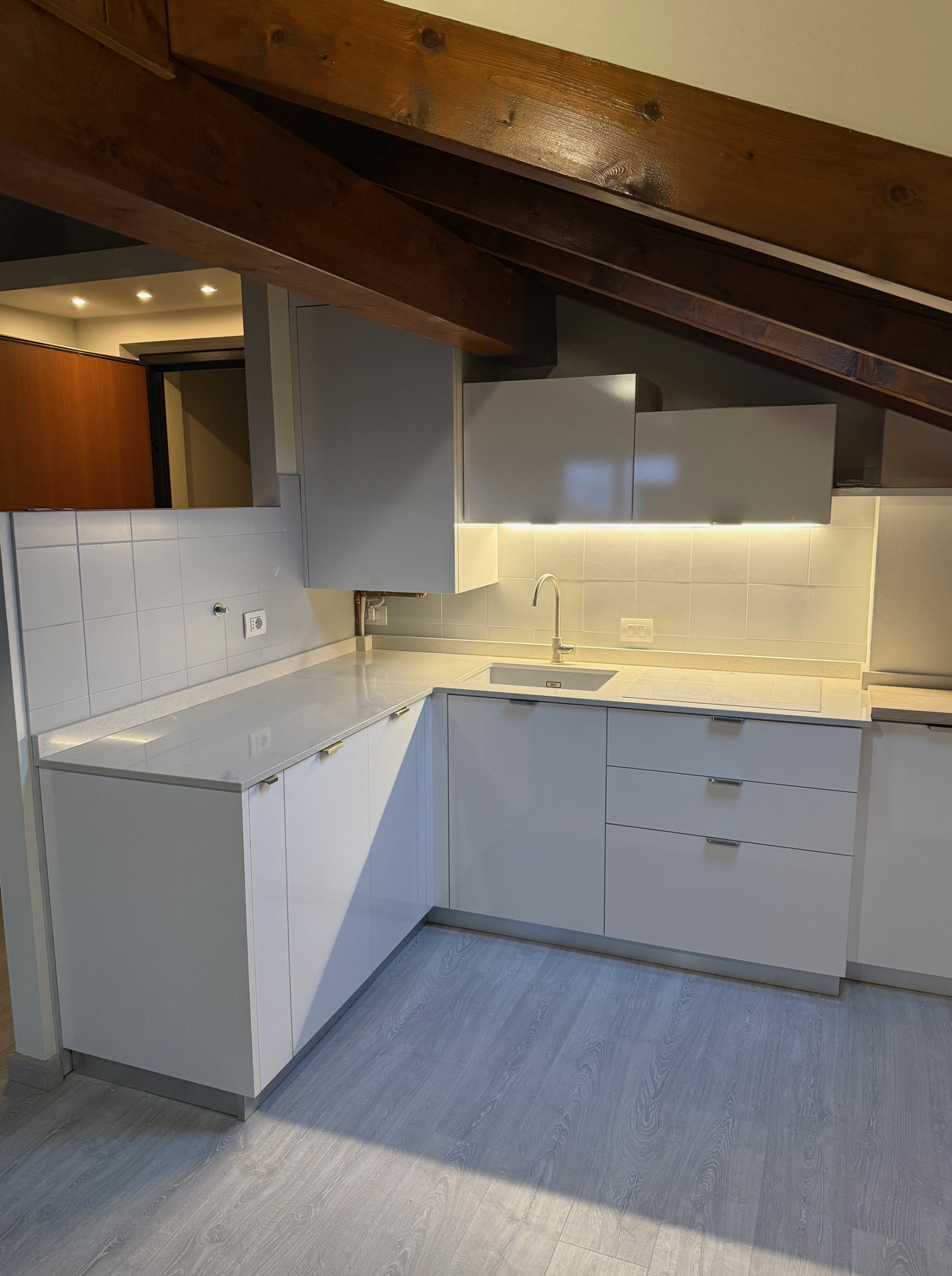 Cucina artigianale sottotetto art. 249