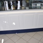 Arredamento per gelateria in legno laccato.