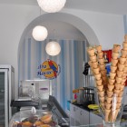 Arredamento per gelateria in legno laccato.