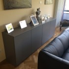 Credenza moderna in legno laccato.