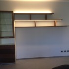 Libreria in legno laccato.