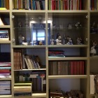 Libreria in legno laccato.