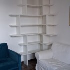 Libreria in legno laccato.