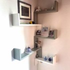 Libreria sospesa in legno laccato