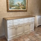 Credenza in legno di rovere laccato.