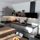 Cucina artigianale in legno su misura.