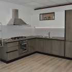 Cucina moderna in legno laccato.