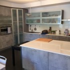 Cucina con ante effetto cemento