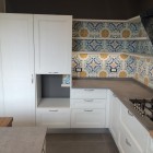 Cucina con isola in legno.