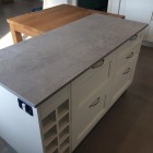Cucina con isola in legno.