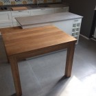 Cucina con isola in legno.
