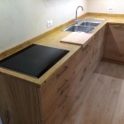 Cucina con isola in legno.