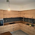 Cucina moderna con piano in legno di olmo