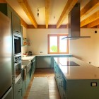 Cucina in legno con isola.