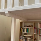 Soppalco in legno con libreria