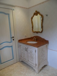 Mobile per bagno in legno a Savona