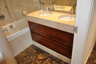 Mobile per bagno in legno a Savona