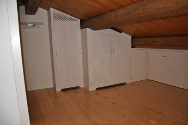 Mobili per sottotetto in legno