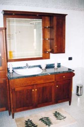 Mobile per bagno in legno a Verona