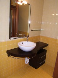 Mobile per bagno in legno a Verona