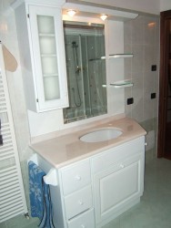 Mobile per bagno in legno a Imperia