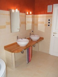 Mobile per bagno moderno in legno a Milano