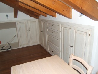 Mobili per sottotetto in legno