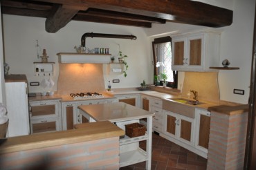 Cucina rustica in legno laccato a Savona