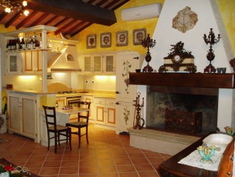 Cucina rustica in legno laccato a Savona