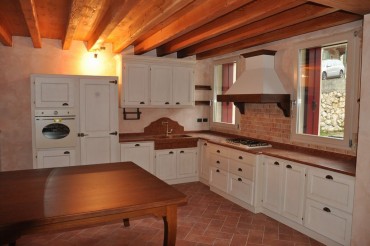 Cucina country in legno laccato a Verona