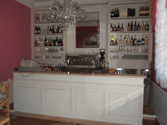 Arredamento per bar in legno a MIlano