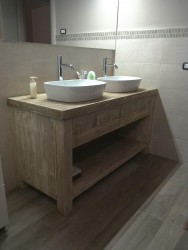 Mobile per il bagno in legno.