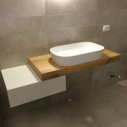 Mobile per bagno in legno a Savona.