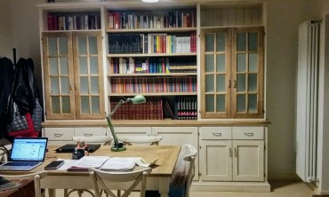 Libreria in legno di frassino laccato.