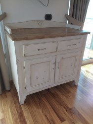 Credenza in legno su misura.