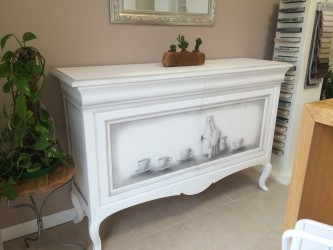 Credenza laccata con decoro.