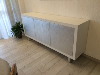 Credenza in legno su misura.