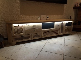 Credenza in legno massello su misura.