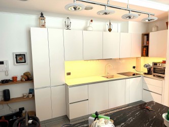 Cucina artigianale in legno su misura.