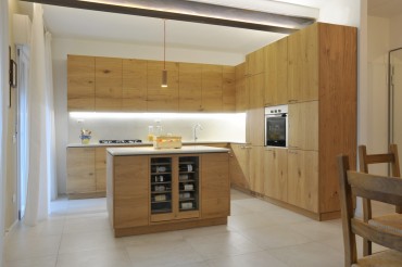 Cucina moderna con isola.