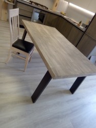 Tavolo in legno con basamento in ferro