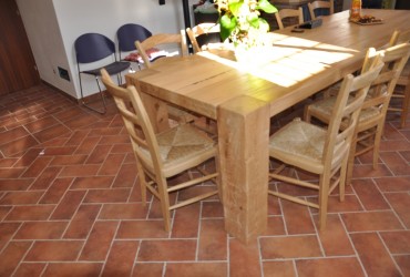 Tavolo in legno di rovere.
