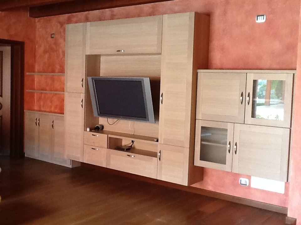 Mobili per sala in legno su misura fadini mobili cerea for Mobili x salotto